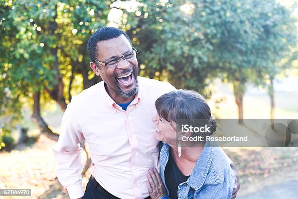 Paar Lachen Stockfoto und mehr Bilder von Multikulturelle Gruppe - Multikulturelle Gruppe, Paar - Partnerschaft, Erwachsener über 40