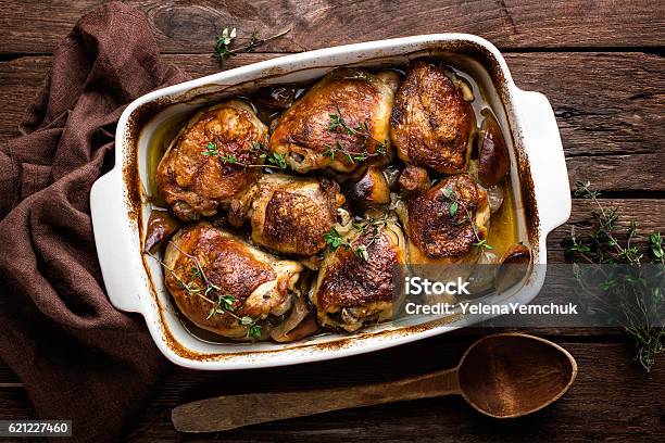 Photo libre de droit de Cuisses De Poulet banque d'images et plus d'images libres de droit de Poulet - Viande blanche - Poulet - Viande blanche, Cuisson au four, Cuisse de poulet cuite