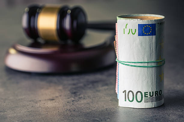 marteau du juge. justice et euro. - hand tool finance european union currency euro symbol photos et images de collection