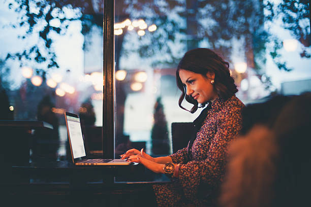 travaillant dans un café - typing busy business women photos et images de collection