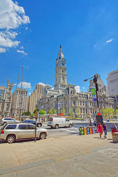 мэрия филадельфии со скульптурой уильяма пенна на башне - penn plaza стоковые фото и изображения