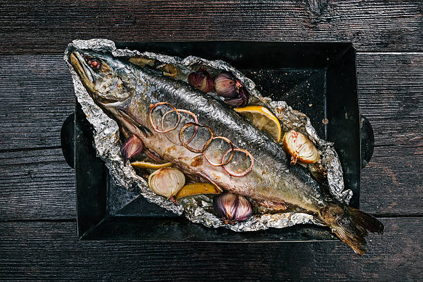 트레이에 구운 연어 - trout prepared fish whole grilled 뉴스 사진 이미지