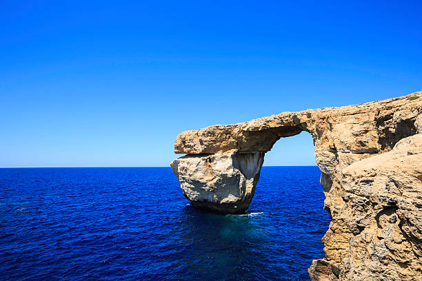 azure ventana de  - gozo malta natural arch natural phenomenon fotografías e imágenes de stock