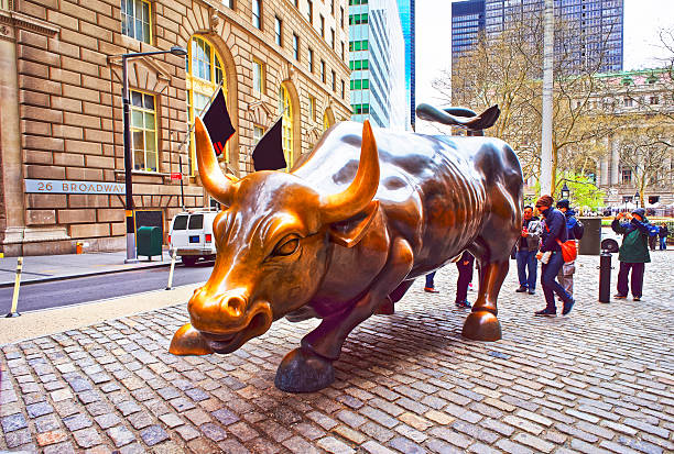 cobrando alcista en wall street en el distrito financiero - lower manhattan fotografías e imágenes de stock