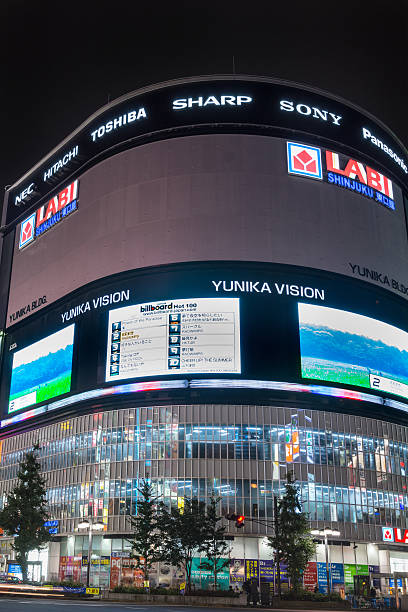 night photo du coin avec écran de télévision à shinjuku. - sharp corporation photos et images de collection