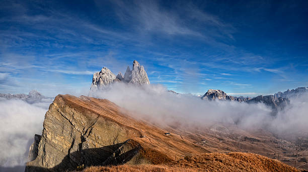 autunno a seceda nel sud tirolo - tirol season rock mountain peak foto e immagini stock