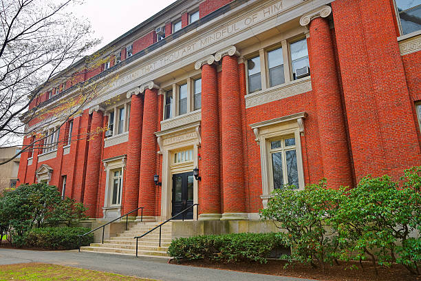 emerson hall in harvard yard der harvard university in cambridge - massachusetts boston harvard university sign stock-fotos und bilder