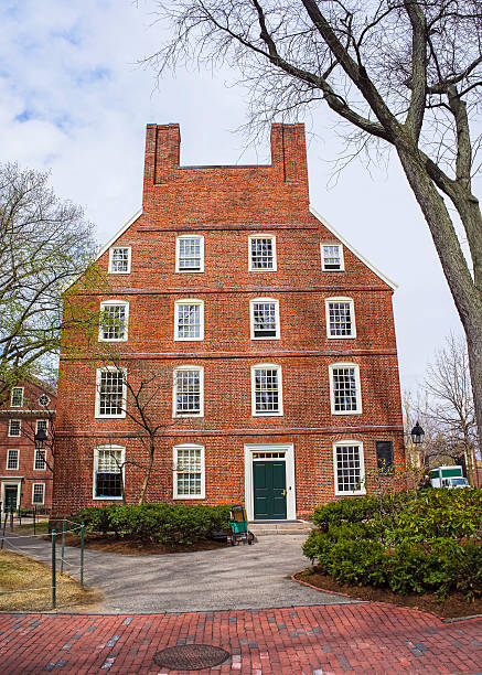 massachusetts hall in harvard yard der harvard university in cambridge - massachusetts boston harvard university sign stock-fotos und bilder