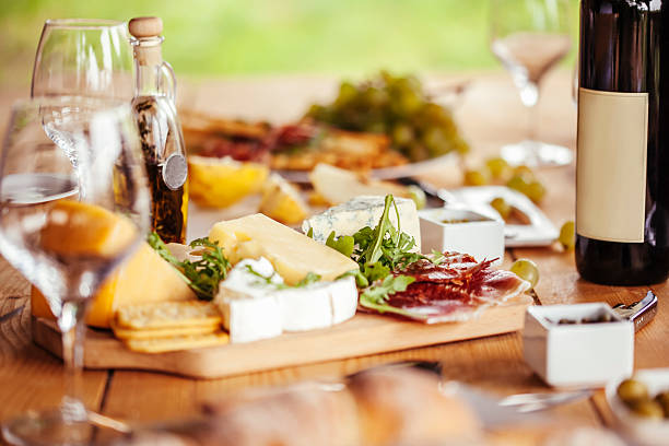 cheese board e vino rosso - cheese platter foto e immagini stock