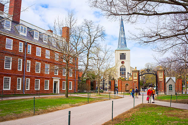 pierwszy kościół parafialny i turyści w harvard yard - massachusetts boston harvard university sign zdjęcia i obrazy z banku zdjęć