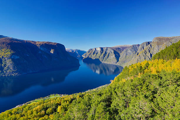 アウルランドのバルコニーから眺めることができます。 - aurlandfjord ストックフォトと画像