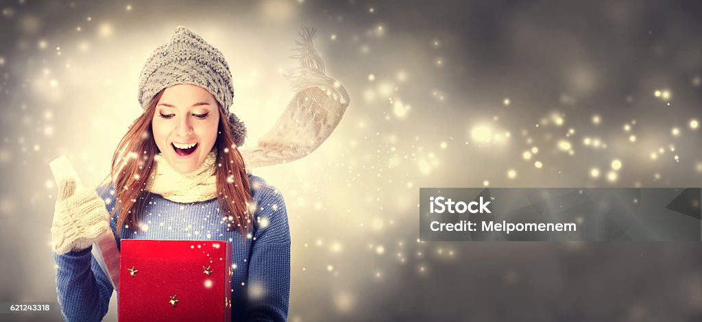 Mujer joven feliz con caja de regalo de Navidad - Foto de stock de Navidad libre de derechos