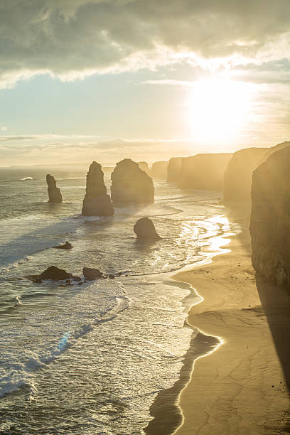 os doze apóstolos rochas marinhas ao pôr do sol - australia melbourne landscape twelve apostles - fotografias e filmes do acervo