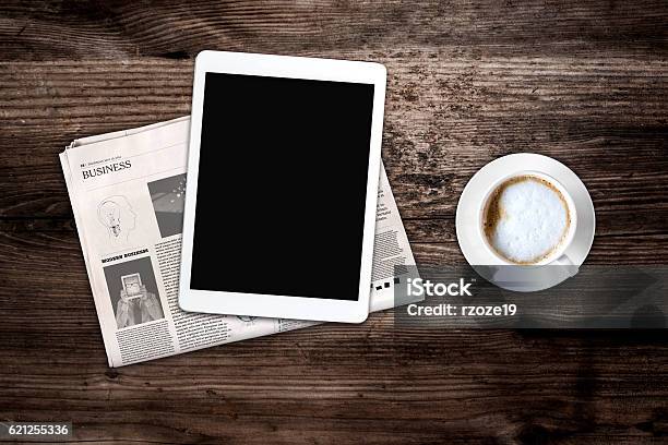 Tageszeitung Kaffee Und Tablet Mit Leerem Bildschirm Stockfoto und mehr Bilder von Zeitschrift