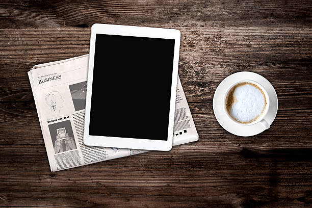 codzienna gazeta, kawa i tablet z pustym ekranem. - newspaper the media digital tablet digitally generated image zdjęcia i obrazy z banku zdjęć