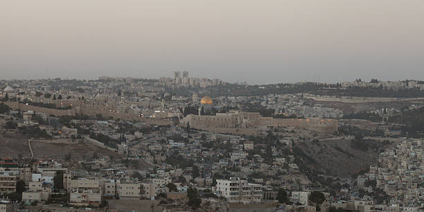 иерусалим старый город горизонт панорамный вид с воздуха - jerusalem israeli culture israel night стоковые фото и изображения
