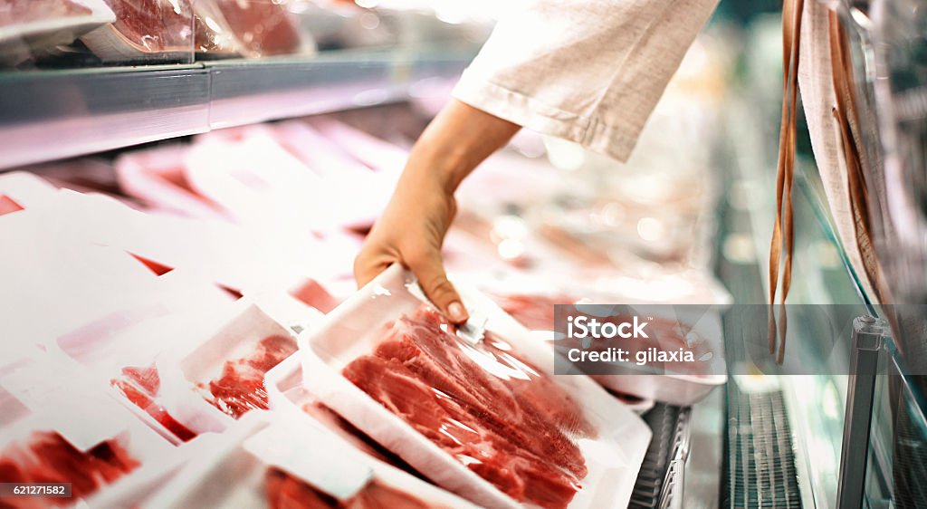 Comprare carne in un supermercato. - Foto stock royalty-free di Carne