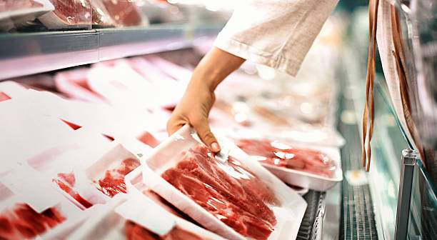 comprando carne em um supermercado. - groceries women bag customer - fotografias e filmes do acervo