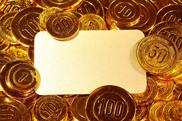 クラフト紙はがきにゴールドのコイン堆積 - number 10 gold business paper currency ストックフォトと画像