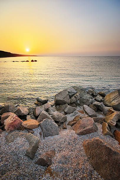 bellissimo paesaggio marino. bella costa rocciosa. roccia sulla costa. composizione della natura - beauty in nature cloud rocky coastline rock foto e immagini stock