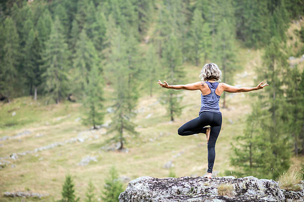 自然の中でヨガの練習:木のポーズ - tree pose ストックフォトと画像