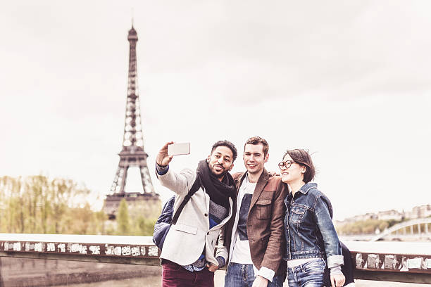 multi-étnica grupo de amigos se divertindo ao longo do sena, em paris - seine net fotos - fotografias e filmes do acervo