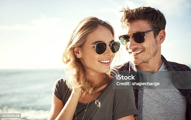 Dies Ist Der Perfekte Ort Stockfoto und mehr Bilder von Sonnenbrille - Sonnenbrille, Paar - Partnerschaft, Frauen