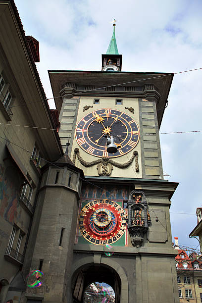 orologio torre a berna - bridge people berne river foto e immagini stock