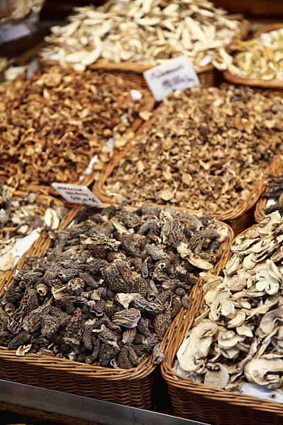 funghi per la vendita - shiitake mushroom mushroom dried food dried plant foto e immagini stock