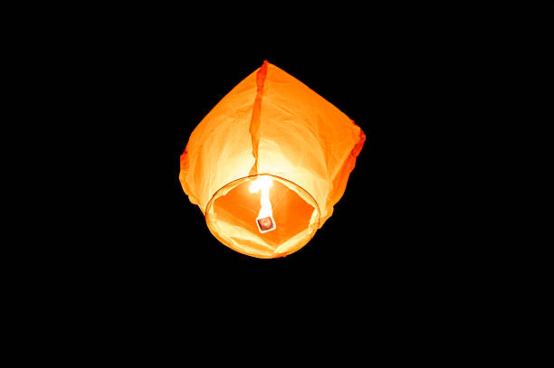 오렌지 종이 하늘 불타는 등불, 비행 등불, 떠있는 란테 - china balloon 뉴스 사진 이미지
