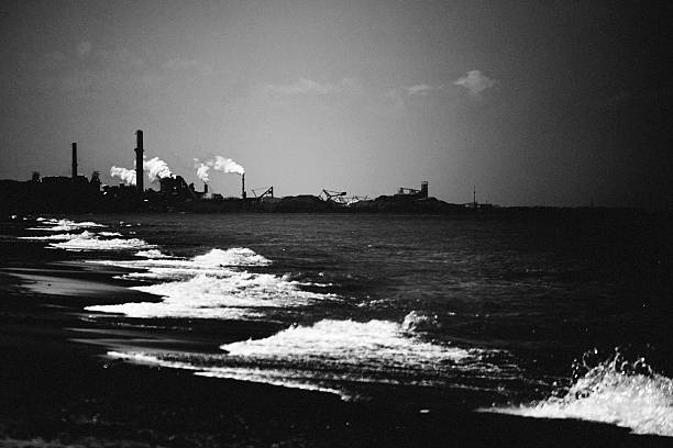 промышленная зона на берегу озера недалеко от чикаго. - chicago lake michigan skyline indiana стоковые фото и изображения