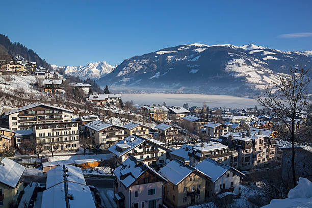 ツェル湖とアルプスの上のツェルアムゼーの町 - lake mountain north tirol austria ストックフォトと画像