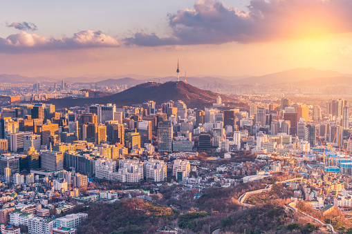 Puesta de sol en el horizonte de la ciudad de Seúl, Corea del Sur. photo