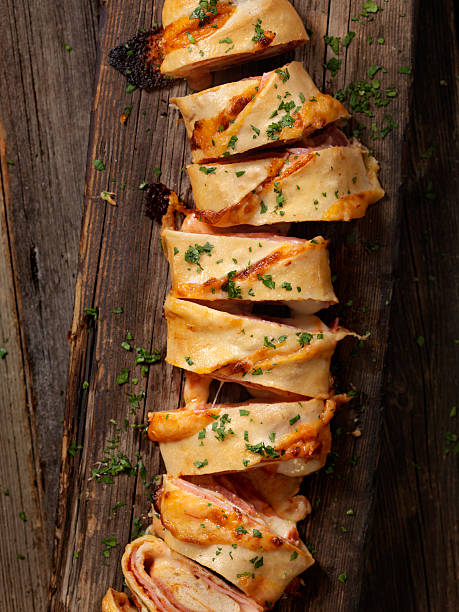 ストロンボリ��ペパロニ、サラミ、マッシュルーム、ペッパー - thin portion salami meat ストックフォトと画像