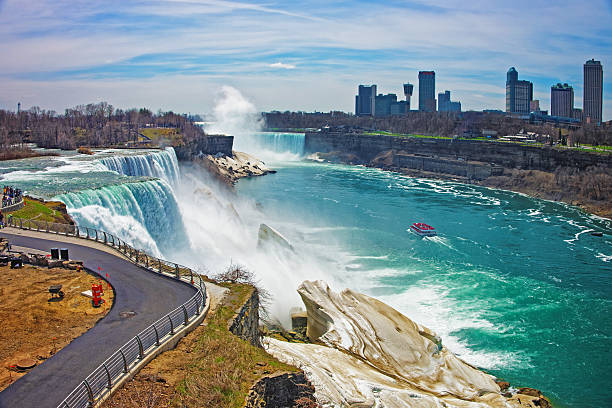 wodospad niagara i prom od strony amerykańskiej - niagara falls falling people usa zdjęcia i obrazy z banku zdjęć