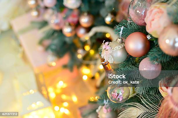 Foto de Árvore De Natal Decorada Com Bolas Rosas Vintage E Luz e mais fotos  de stock de Amarelo - iStock