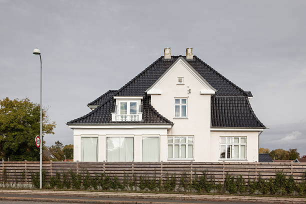 типичный датский пригород к югу от копенгагена - denmark house villa detached house стоковые фото и изображения