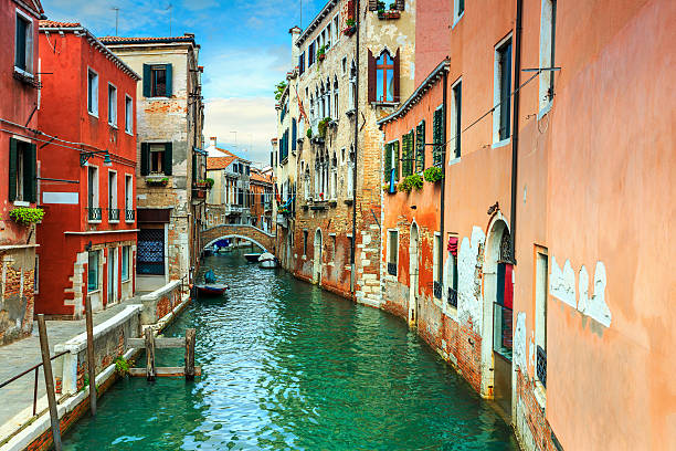 canale stretto con barche a venezia,italia,europa - canal sea journey romance foto e immagini stock