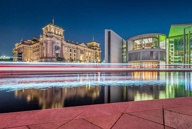 berlińska dzielnica rządowa z reichstagiem i szprewą w nocy - berlin germany the reichstag german culture contemporary zdjęcia i obrazy z banku zdjęć