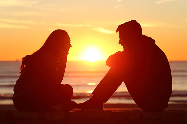 amis ou couple d’adolescents face au coucher du soleil - attractive couple photos et images de collection