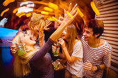 menschen-im-nachtclub.jpg?b=1&s=170x170&k=20&c=pUMLXfwbaMHf5vVvNQPSMHl6RhYH4rAMAYyH0gWZfD0=