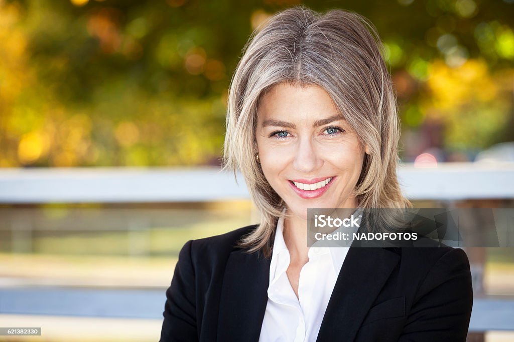 Porträt von Reife Geschäftsfrau lächelnd in die Kamera - Lizenzfrei Frauen Stock-Foto