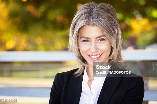 Porträt Von Reife Geschäftsfrau Lächelnd In Die Kamera Stockfoto und mehr Bilder von Frauen