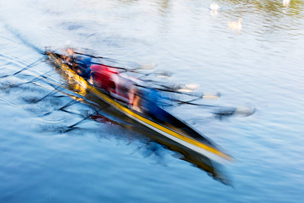 travail d’équipe, rameurs flous dans l’entraînement des bateaux à rames sur la rivière - team sports team rowing teamwork photos et images de collection