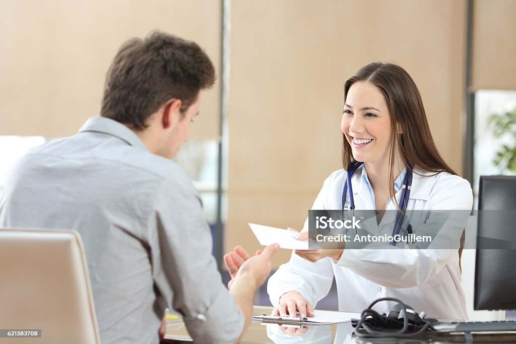 Doctor dando una receta para el paciente - Foto de stock de Doctor libre de derechos