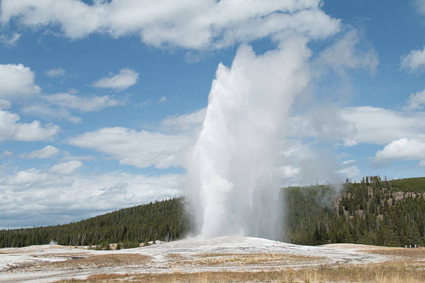 istock Old Faithful Geyser Erupting 621391952