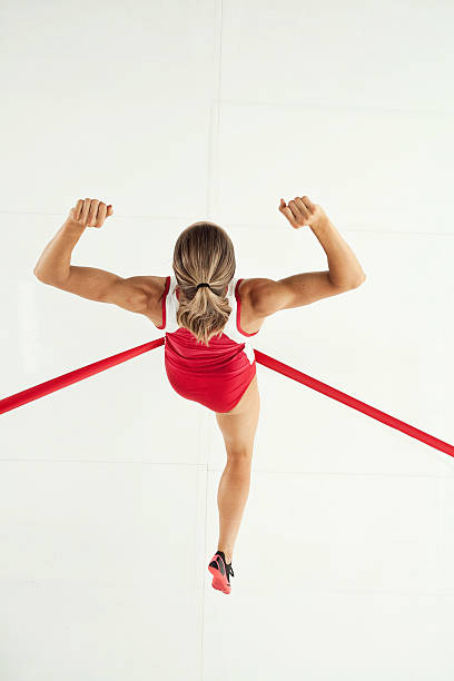 여성 육상경기 runner 크로스관 다듬질 꺾은선형 - high angle view sport vertical studio shot 뉴스 사진 이미지