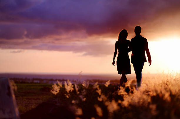 молодая пара наслаждаясь закат - meteorology elegance outdoors loving стоковые фото и изображения