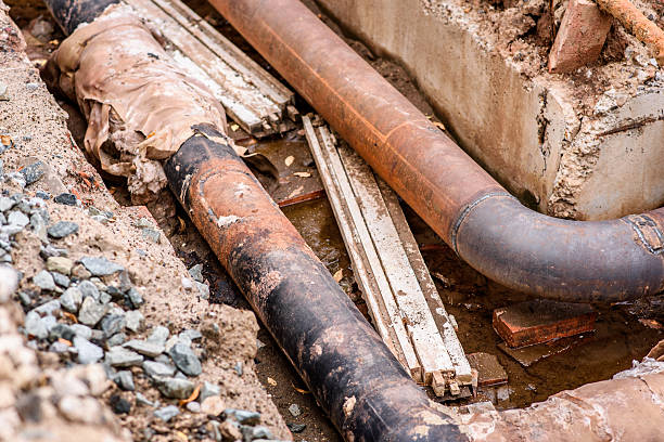 Baugrube. Alte Getränke-Wasserleitung mit Edelstahl-Reparaturhülse –  Stockfoto