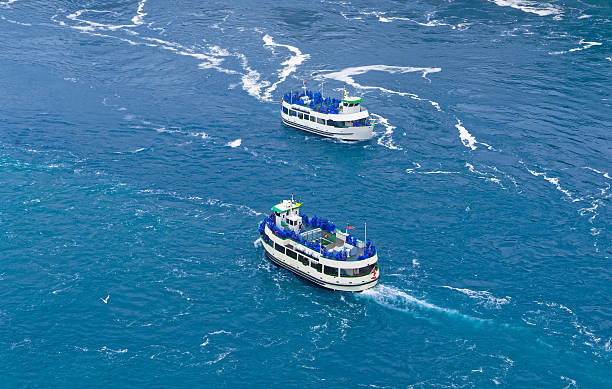 dwa promy w niagara river - niagara falls falling people usa zdjęcia i obrazy z banku zdjęć